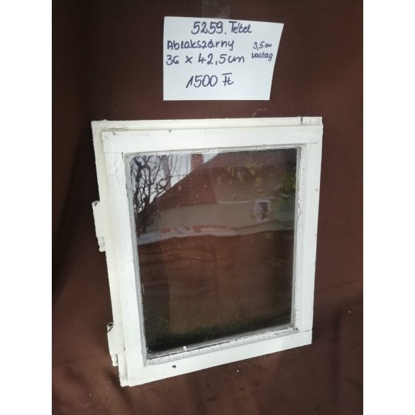 Kis, fa ablak üveggel