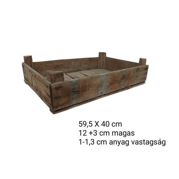 Régi, rusztikus , alacsony faláda, zöldséges láda 